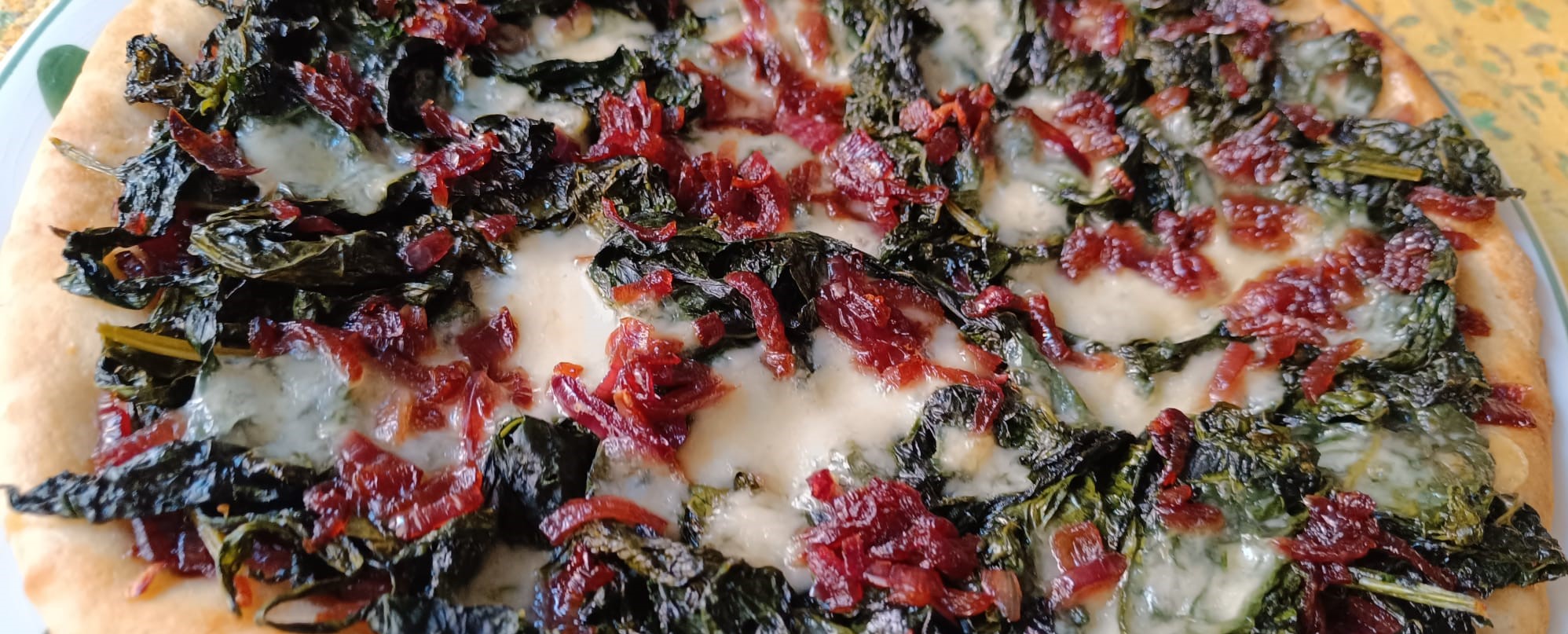 pinsa-con-cavolo-nero-e-cipolla-caramellata-ricetta
