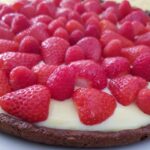 crostata-al-cacao-con-crema-e-fragole-ricetta